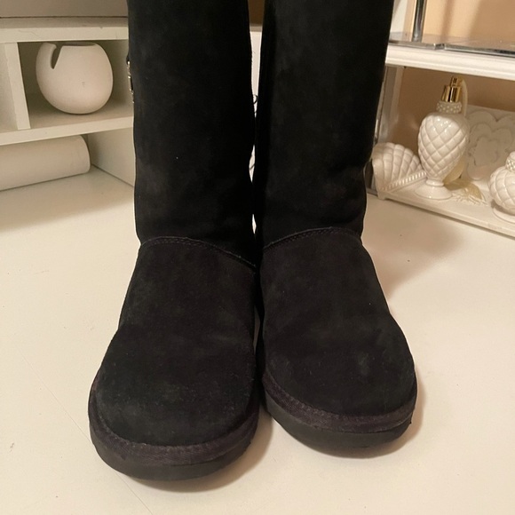 Ugg’s beautiful boots with very unique design - Picture 3 of 14